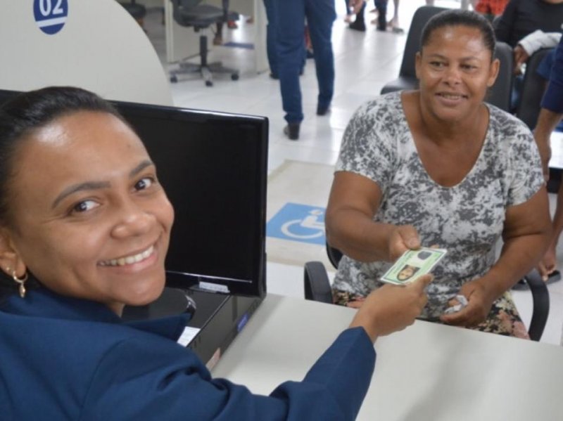 A Prefeitura Municipal de Santo Estevão, através da Secretaria de Assistência Social entregou na manhã da última Quarta-feira (22), a primeira carteira de identidade expedida no Ponto SAC Santo Estevão.