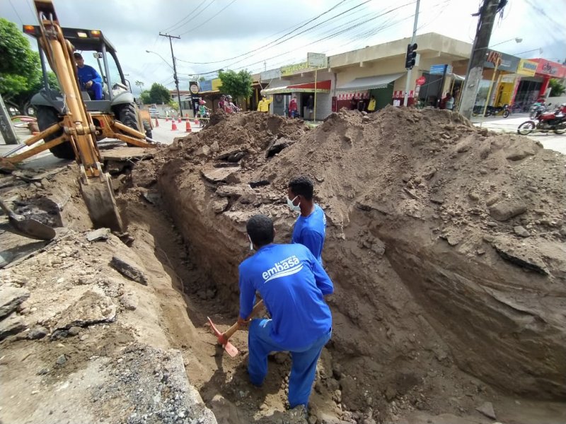 Prefeitura realiza desobstrução da rede de drenagem em parceria com a Embasa