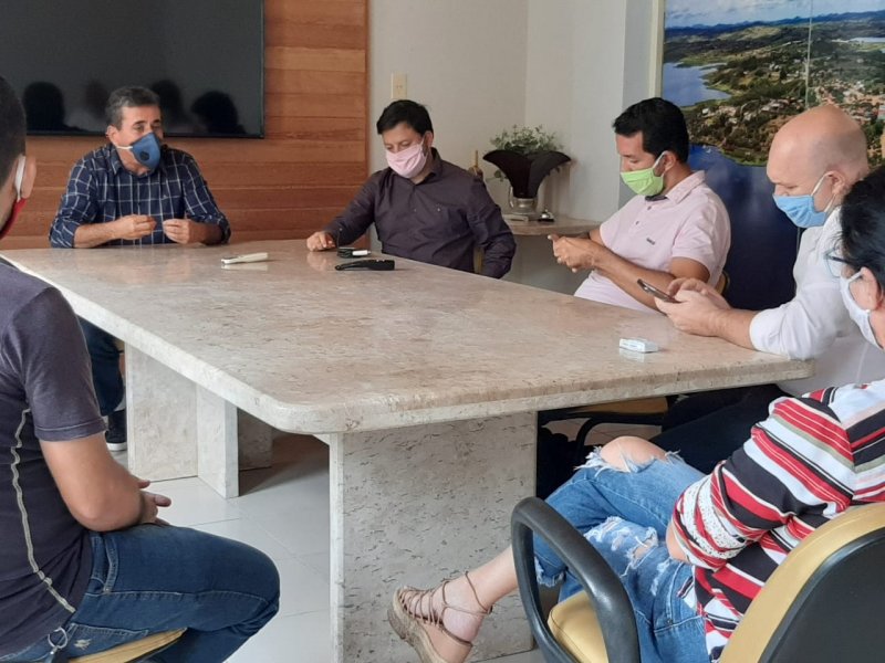 Governo Municipal se reúne com comerciantes de Santo Estêvão