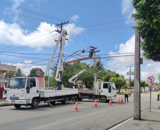 SMTT realiza manutenção de sinaleira do cruzamento da Av José Botelho